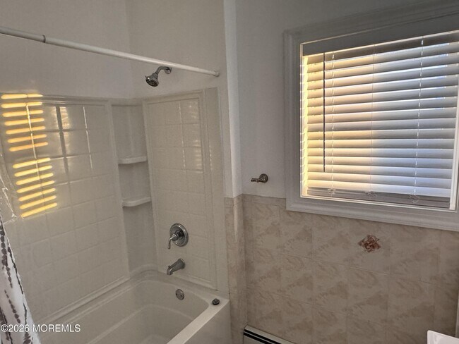 Building Photo - 604 SE Central Ave