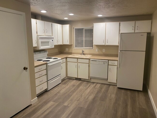 Building Photo - 2333 Cliff Swallow Dr