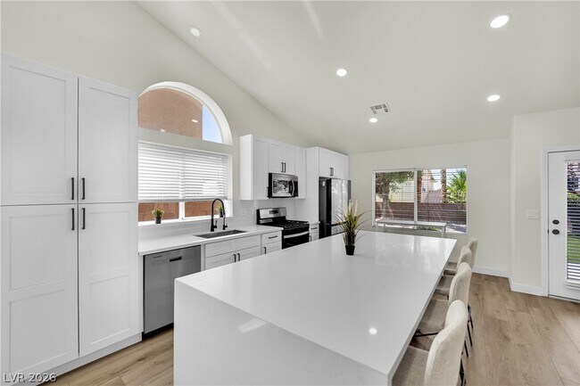 Building Photo - 2560 Sundew Ave