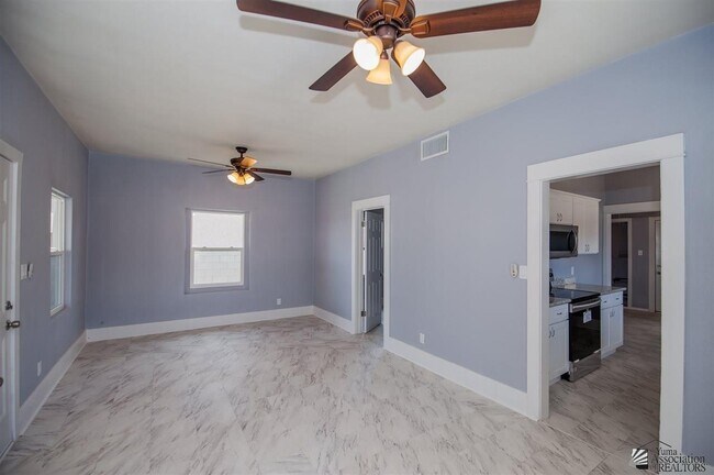 Building Photo - 889 W 1st St