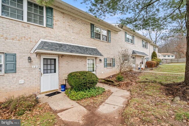 Building Photo - 124 Hampstead Dr