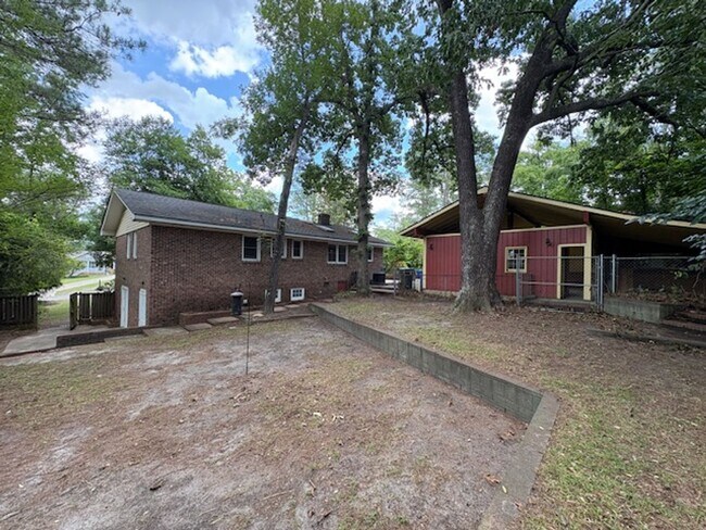 Building Photo - Spacious 4 Bed 2.5 bath Home Close to Fort...