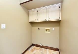 Building Photo - 2802 S Doral Dr