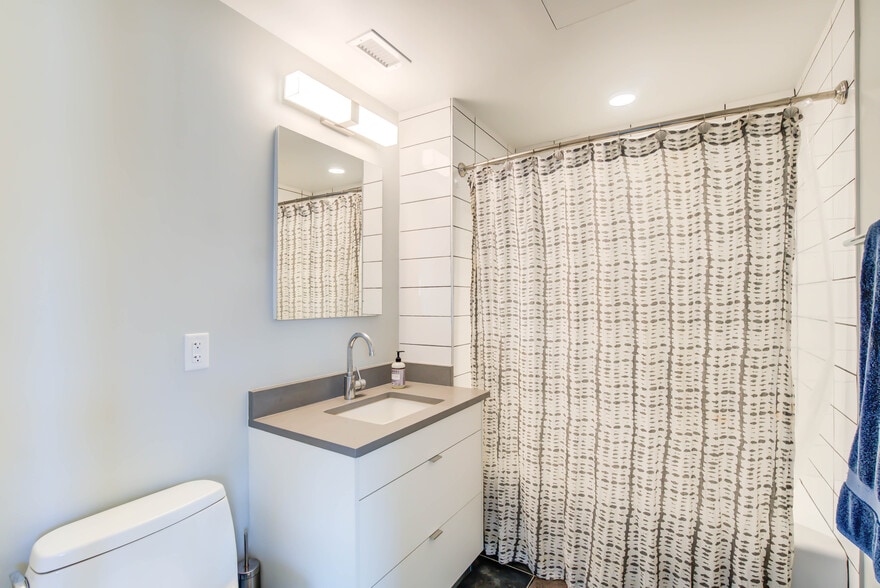 Building Photo - 1300 4th St SE