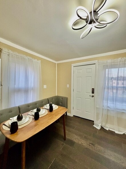 Dining Nook #2 - 1016 W 3rd St