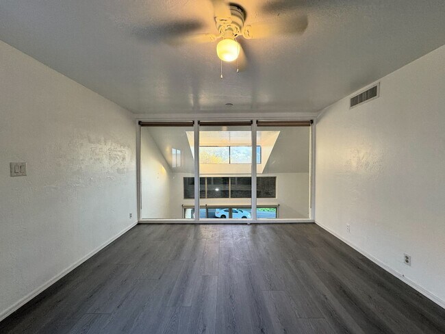Building Photo - RUNAWAY POINT AT THE LAKES TEMPE