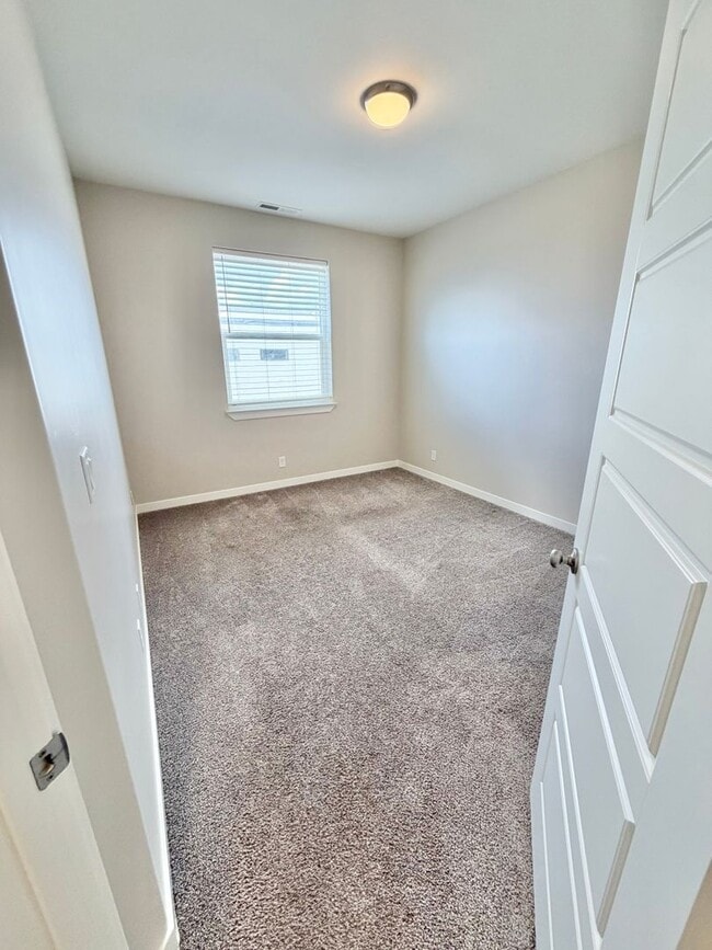 Building Photo - Beautiful 3 Bedroom Home In Desert Color!