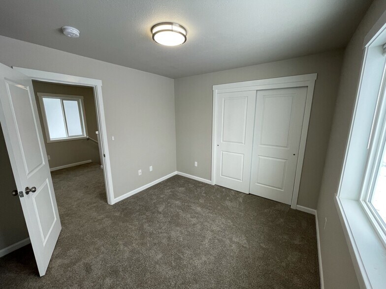 Middle bedroom - 9010 W Winona Rd