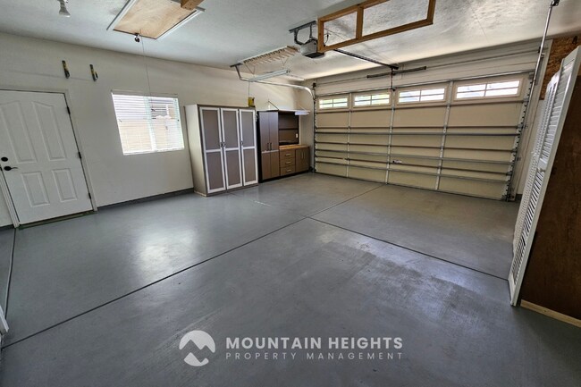 Building Photo - 744 Lazy Oak Way