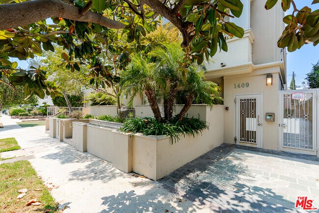 Building Photo - 1409 Armacost Ave