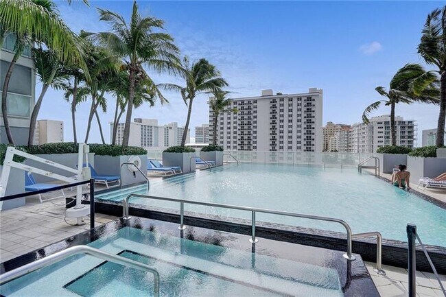 Building Photo - 3101 Bayshore Dr