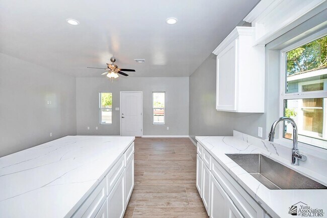 Building Photo - 643 S Orange Ave