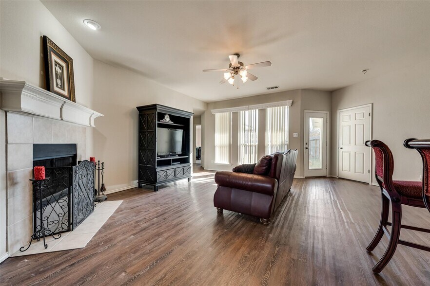 Building Photo - 2431 Fieldcrest Dr