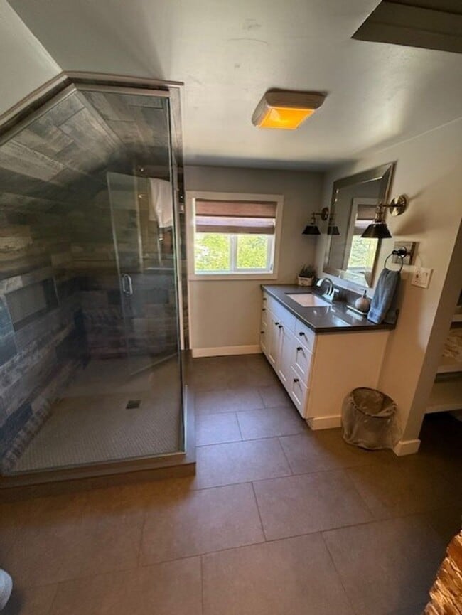 Building Photo - Live in the heart of Roslyn, walk to shops dining and trailheads!