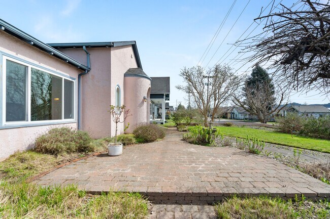 Building Photo - 404 Pioneer Ave E