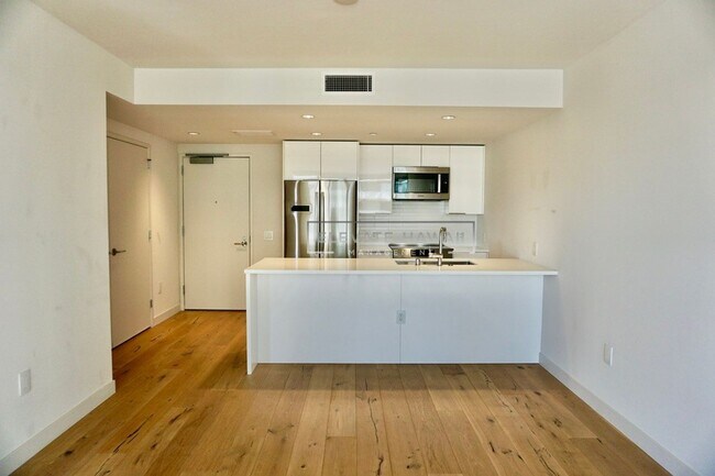 Building Photo - Available NOW - AE'O 1 BED 1 BATH w/ 1 COV...