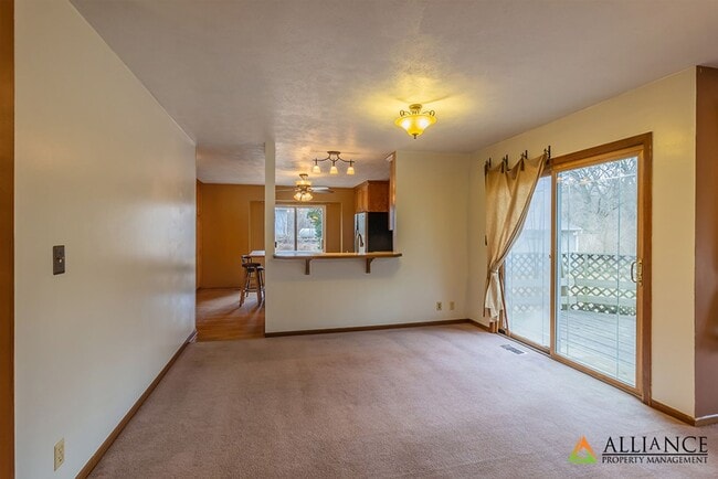 Building Photo - Amazing, Spacious Home! Pet Friendly!