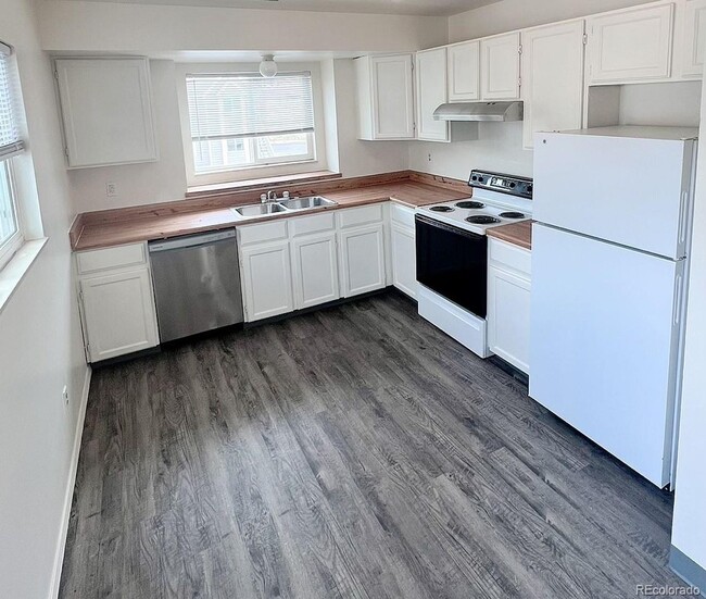 Building Photo - Recently Renovated 2 bed/1 bath Condo in C...