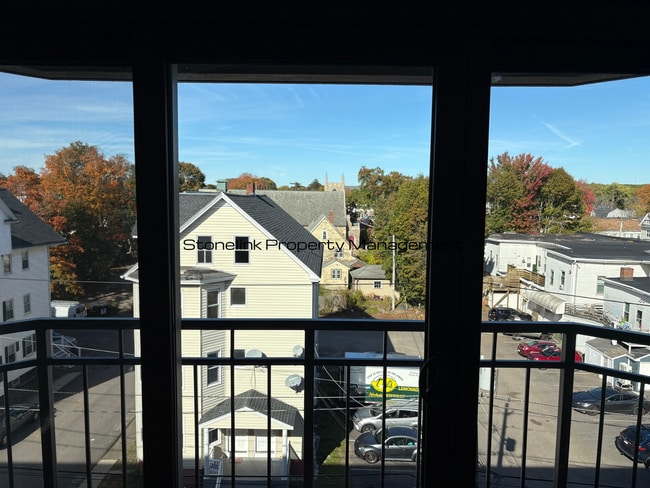 Building Photo - Newly Renovated Condo For Rent in North Attleboro!