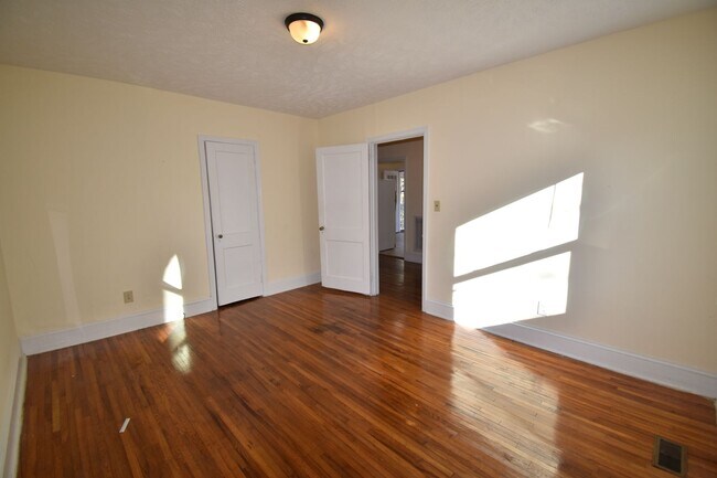 Building Photo - 2 Bedroom and 1 Bath Home (Pets Negotiable)