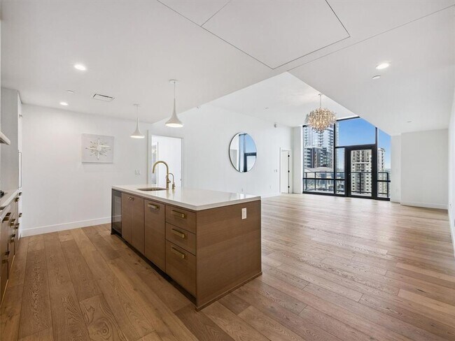 Building Photo - 70 Rainey St