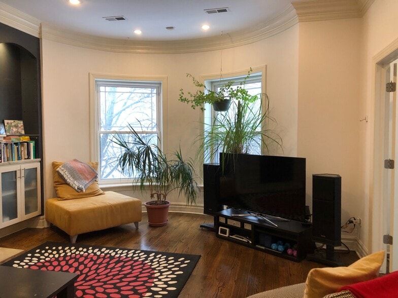 Building Photo - 4632 N Kenmore Ave