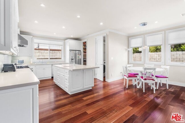 Building Photo - 209 25th St