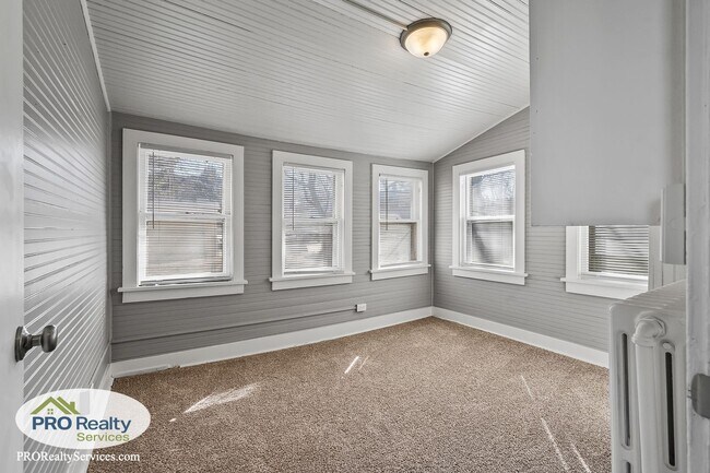 Building Photo - 3 Bedroom Home in South Minneapolis