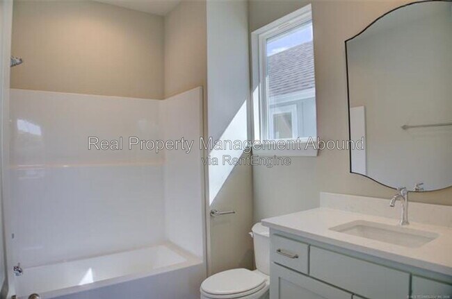 Building Photo - 726 S Weenonah Ave