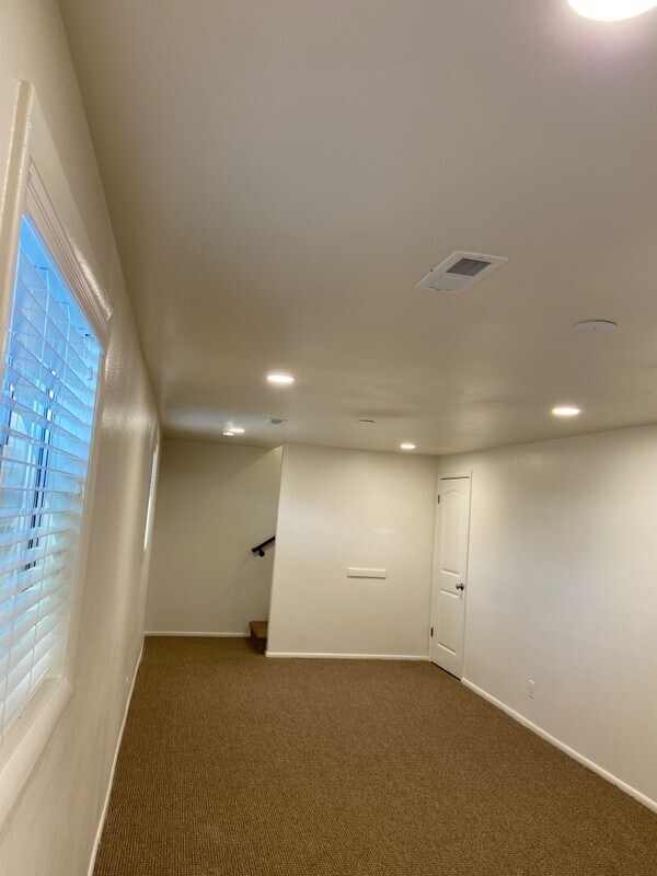 Building Photo - 585 E 50 S