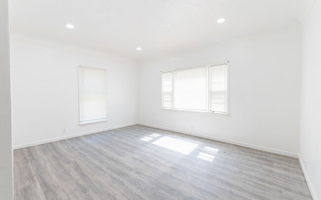 Building Photo - Charming 2-Bedroom Property in Prime Location