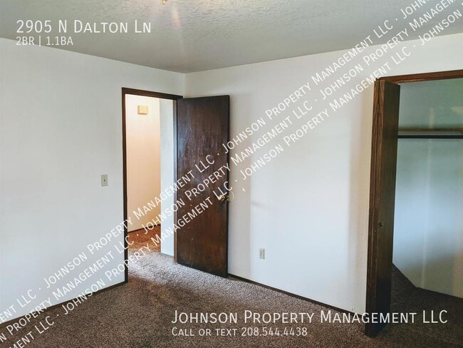 Building Photo - West Boise townhome style unit, two bath, ...