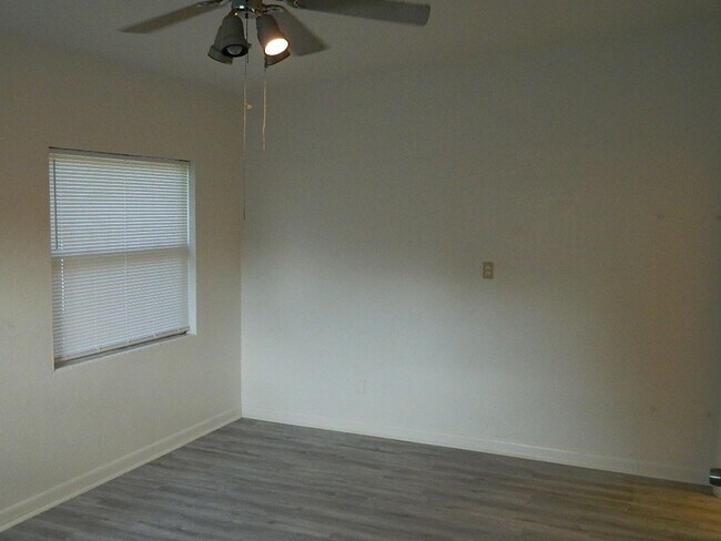 Building Photo - 944 Kensington Dr