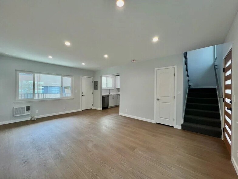 Building Photo - 903 S Barrington Ave