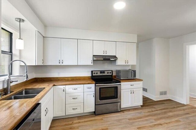 Building Photo - 3 Bedroom, 1.5 Bath Beauty!