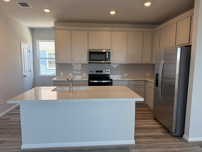 Building Photo - 100 Elm Br Trl