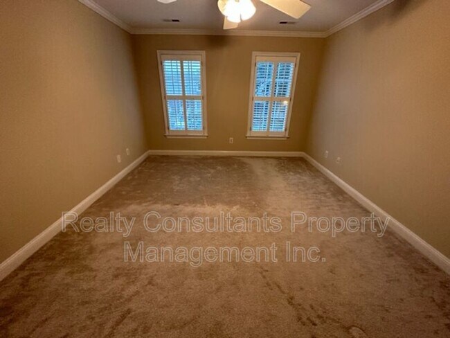 Building Photo - 11 Park Village Ln