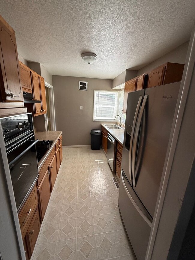 Building Photo - 3 Bedroom Single family with fenced in yard