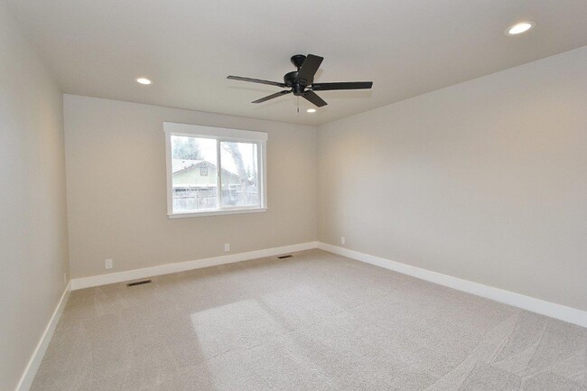 Building Photo - Immaculate Single-Level Home