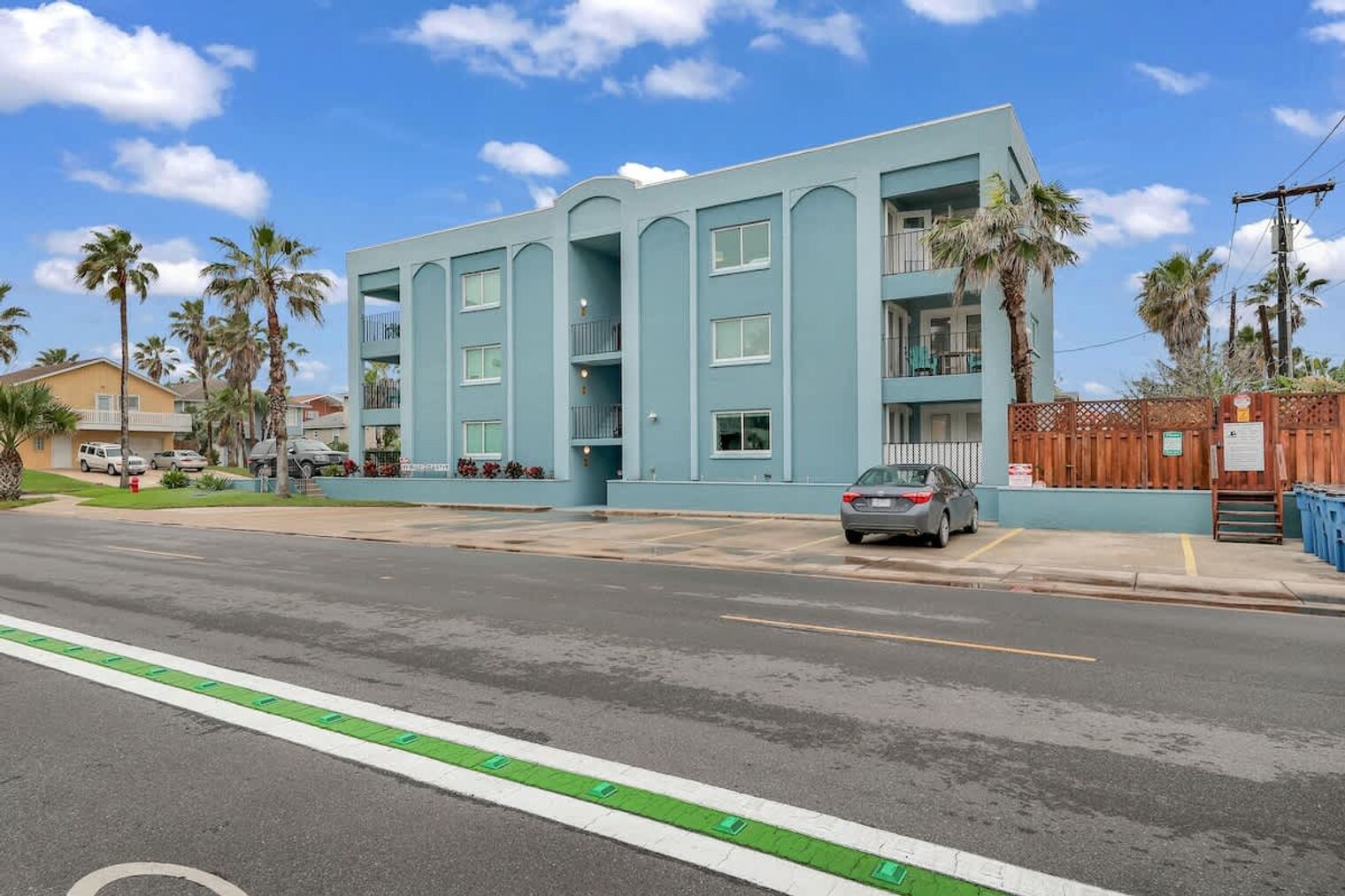 Building Photo - 132 E Gardenia St