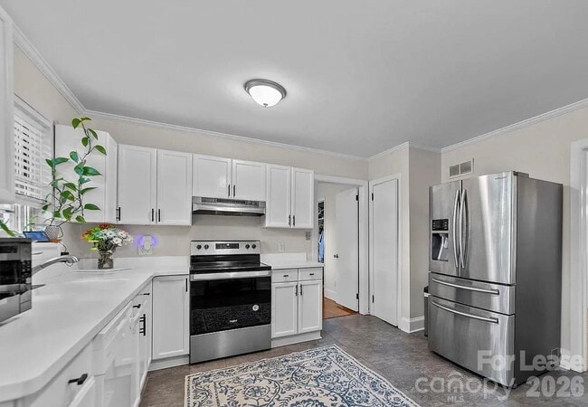Building Photo - 5212 Pine Dr