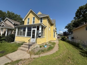 Building Photo - 347 4th Ave S