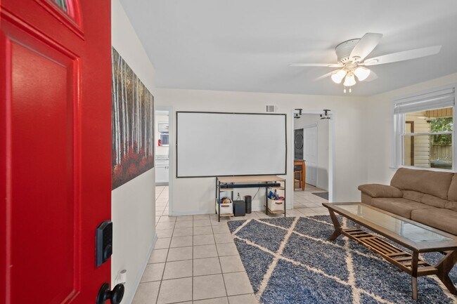 Building Photo - Southside Savannah Gem – 4BR Home in Windsor Forest with Sunroom & Patio