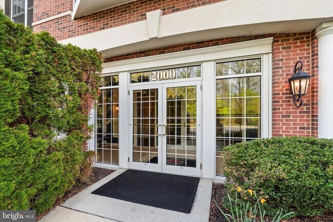 Building Photo - 2022 Crescent Wy