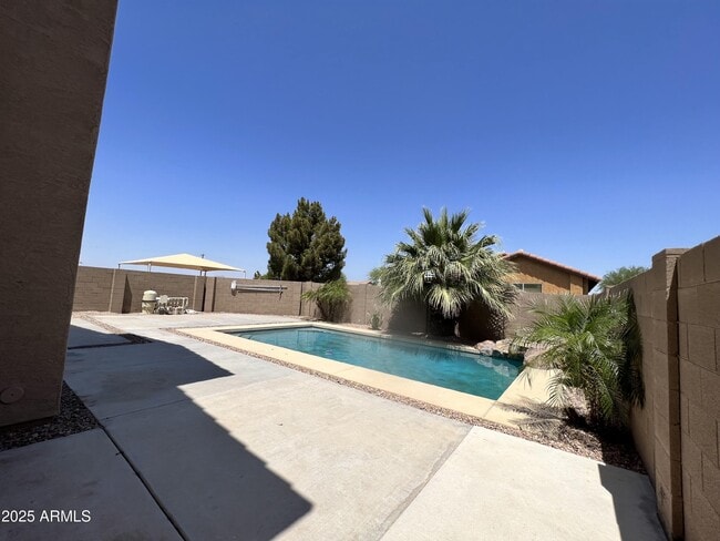 Building Photo - 46184 W Dutchman Dr