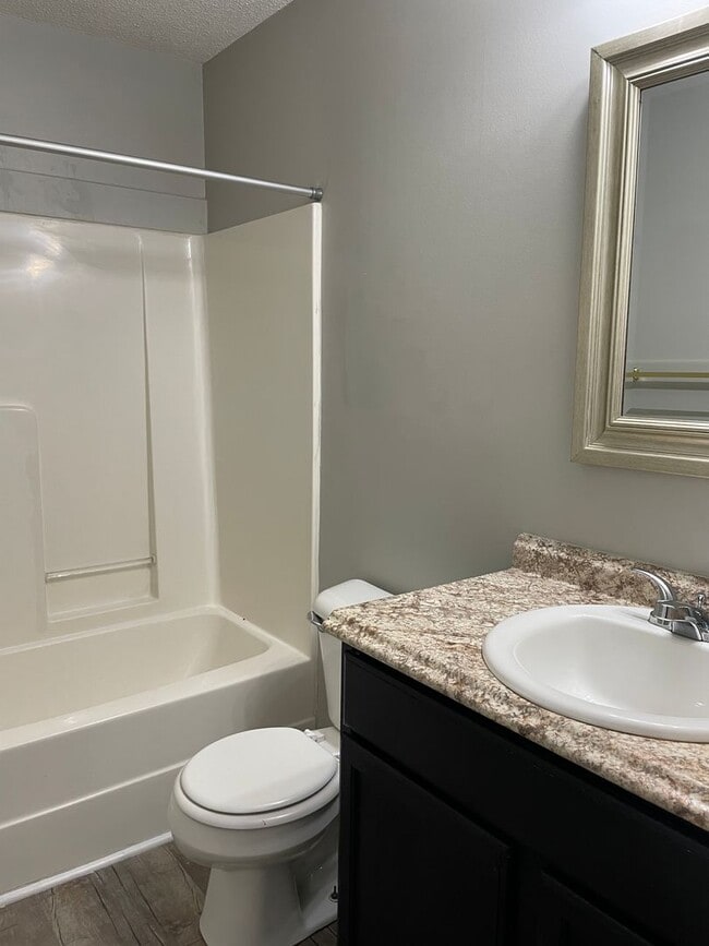 Building Photo - Charming 2 Bed, 2 Bath Triplex in Fayettev...
