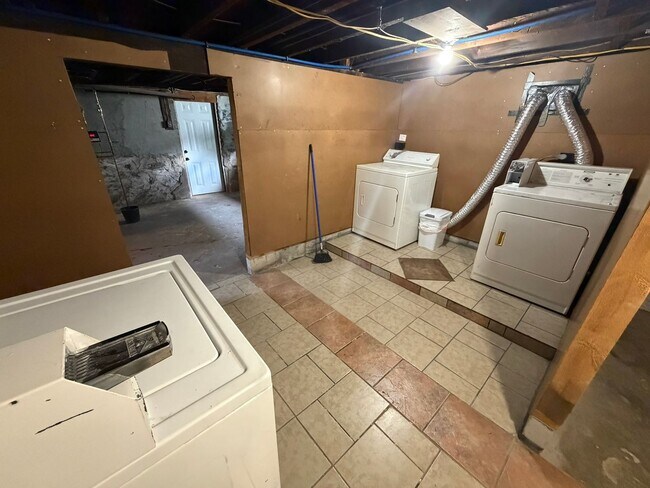 Building Photo - 37 Beauregard St