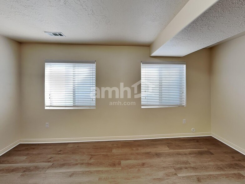 Building Photo - 4792 Addison Ave