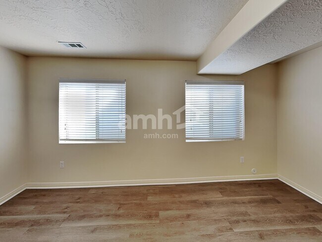 Building Photo - 4792 Addison Ave