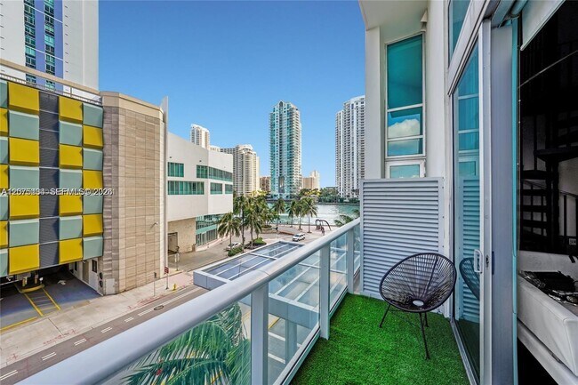 Building Photo - 300 S Biscayne Blvd